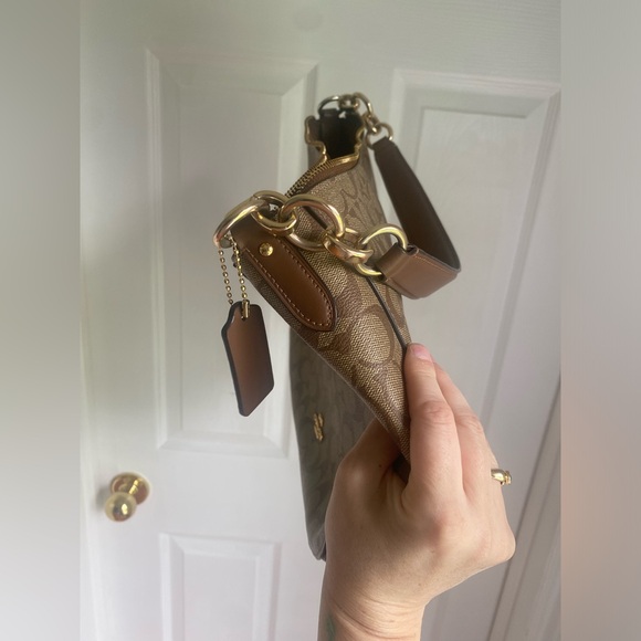 AUTHENITC COACH PURSE. - Picture 6 of 10